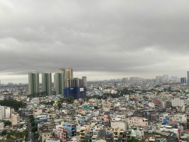 Khối mây giông khổng lồ bao trùm cả miền Đông và Tây Nam bộ- Ảnh 3.