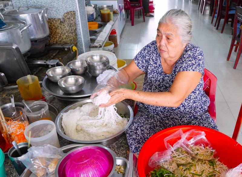 Quán bún nước lèo chỉ bán tôm đất suốt 40 năm vẫn hút khách Cà Mau   - Ảnh 2.