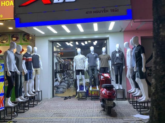 Bất ngờ nhiều shop quần áo thời trang vắng bóng khách - Ảnh 2.
