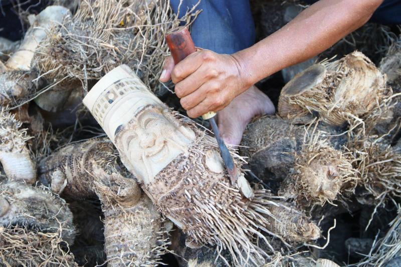 Nghệ nhân 'răng sún' khiến du khách mê mẩn vì tài bắt gốc tre… biết cười - Ảnh 2.