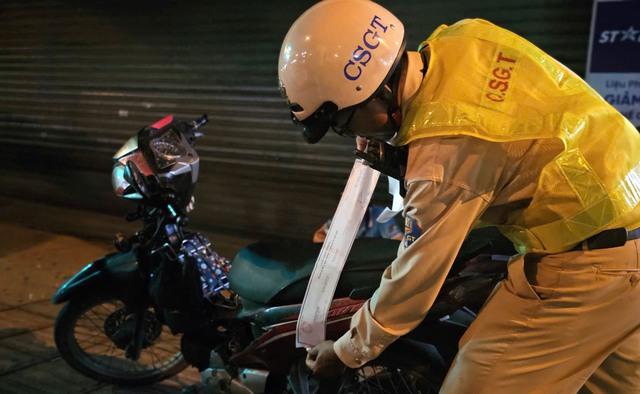 CSGT xuyên đêm tuần tra lưu động, nhiều ma men "quên lối về" bị xử lý - Ảnh 6.