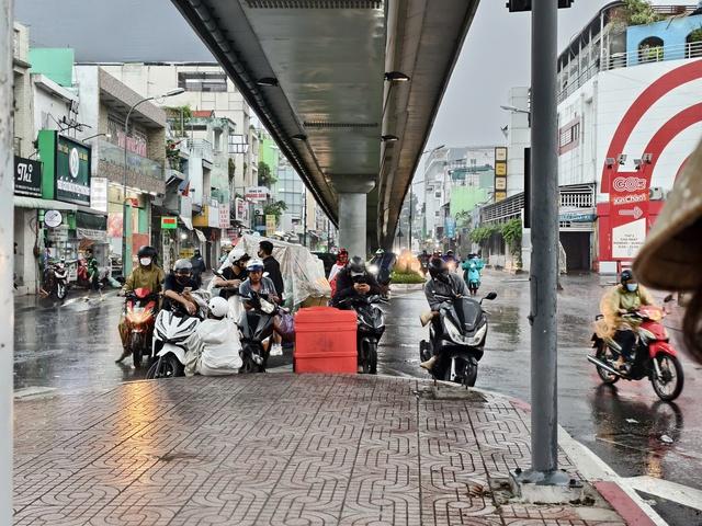TP.HCM mưa trắng trời sau nhiều ngày nắng đổ lửa - Ảnh 4.