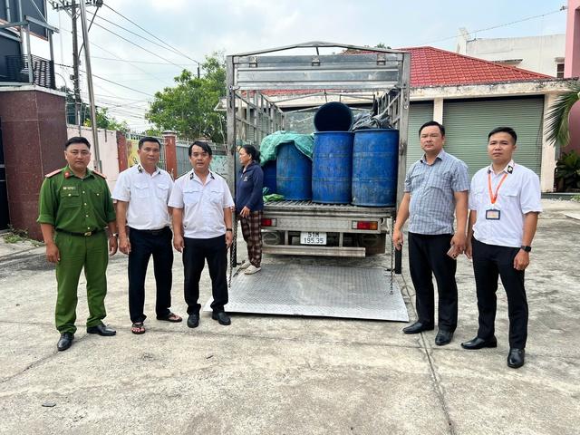 TP.HCM: Phát hiện 1 tấn heo bốc mùi hôi thối đang trên đường tiêu thụ - Ảnh 1.