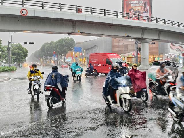 TP.HCM mưa trắng trời sau nhiều ngày nắng đổ lửa - Ảnh 3.