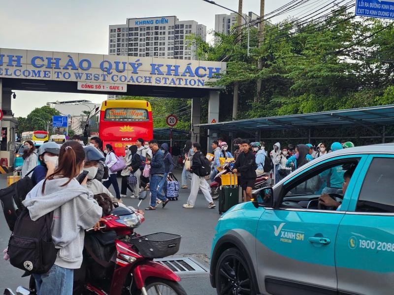 Người dân quay lại TP.HCM, cửa ngõ phía tây đông đúc ngày cuối kỳ nghỉ lễ- Ảnh 2.