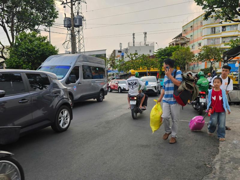 Người dân quay lại TP.HCM, cửa ngõ phía tây đông đúc ngày cuối kỳ nghỉ lễ- Ảnh 3.