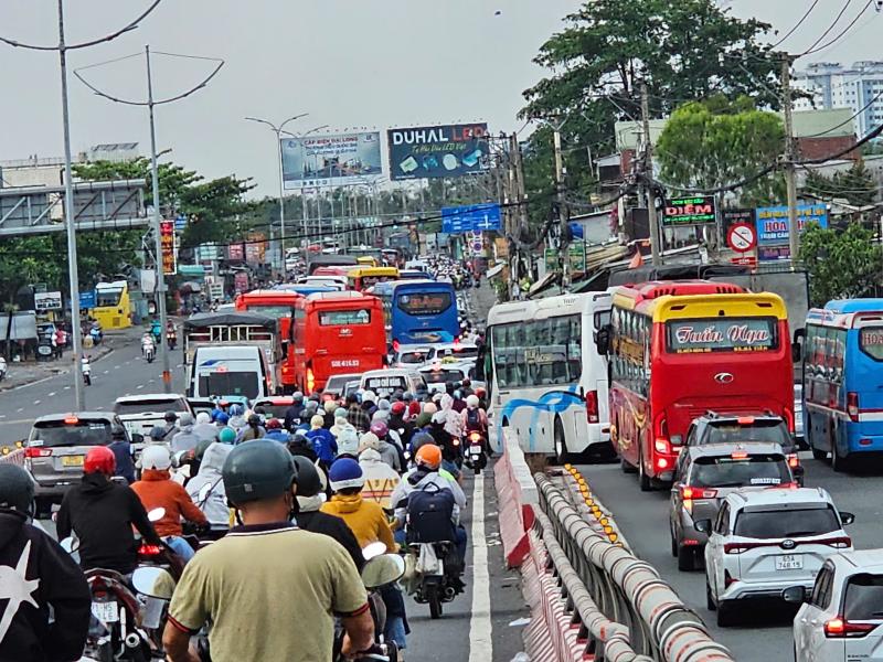 Người dân quay lại TP.HCM, cửa ngõ phía tây đông đúc ngày cuối kỳ nghỉ lễ- Ảnh 4.