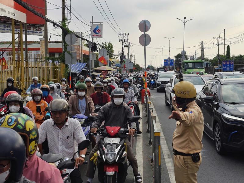Người dân quay lại TP.HCM, cửa ngõ phía tây đông đúc ngày cuối kỳ nghỉ lễ- Ảnh 5.