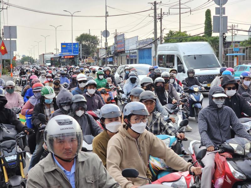 Người dân quay lại TP.HCM, cửa ngõ phía tây đông đúc ngày cuối kỳ nghỉ lễ- Ảnh 1.