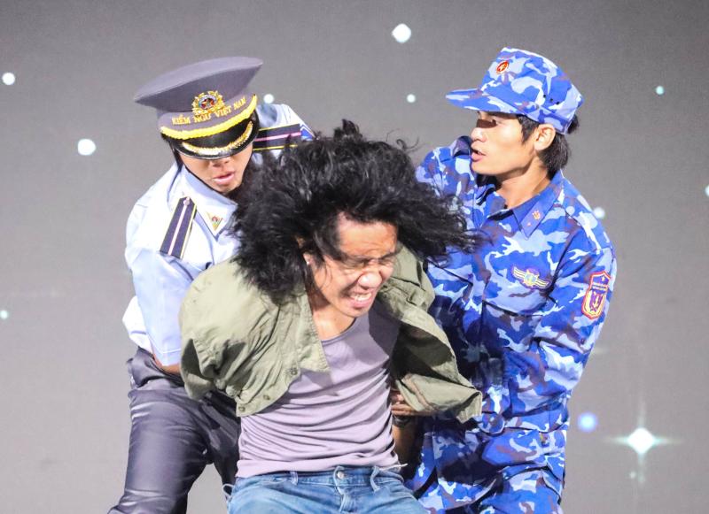 Màn truy đuổi kịch tính trên sông Hàn gây ấn tượng tại gala 'Tổ quốc bình yên'- Ảnh 14.