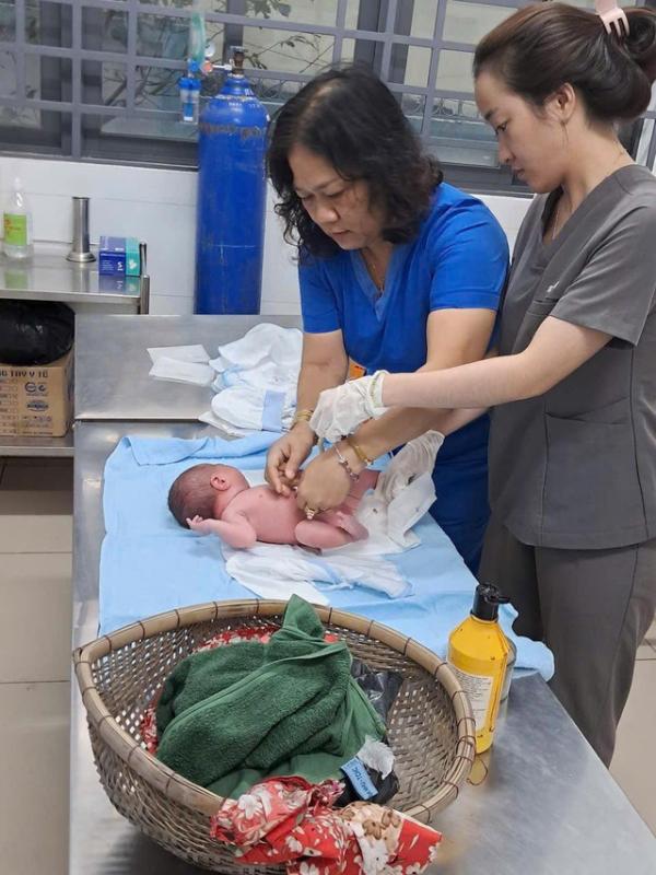 TP.HCM: Công an phối hợp tìm người nhà của trẻ mới sinh bị bỏ rơi ngoài ruộng - Ảnh 2.