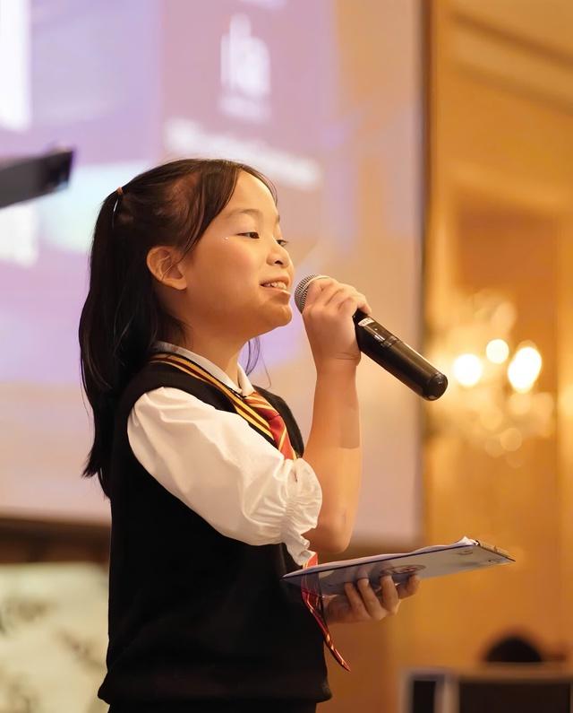 Lan tỏa trên mạng xã hội: Cô bé 11 tuổi kể chuyện Việt Nam với du khách - Ảnh 4.