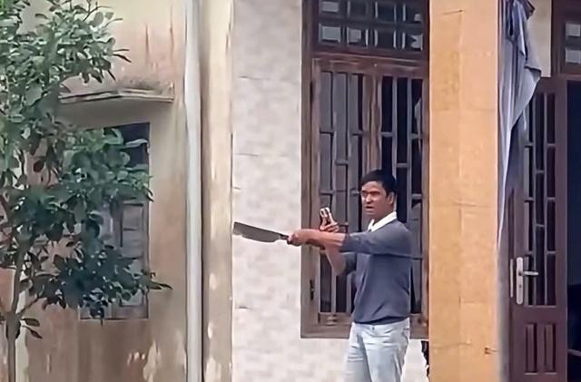 Bắt tạm giam bị can phát livestream chửi bới, đòi chém người thi hành công vụ- Ảnh 2.