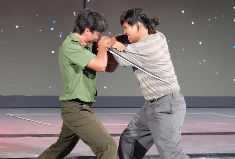 Màn truy đuổi kịch tính trên sông Hàn gây ấn tượng tại gala 'Tổ quốc bình yên'- Ảnh 13.