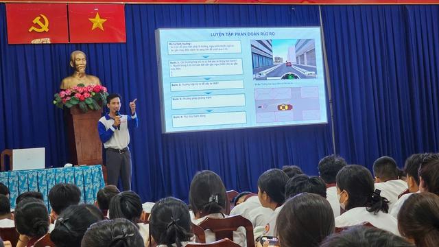 CSGT TP.HCM vào trường dạy học sinh tránh 'điểm mù' xe tải: Sai lầm dễ trả giá - Ảnh 3.