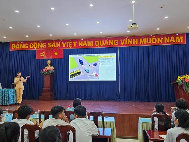 CSGT TP.HCM vào trường dạy học sinh tránh 'điểm mù' xe tải: Sai lầm dễ trả giá - Ảnh 2.
