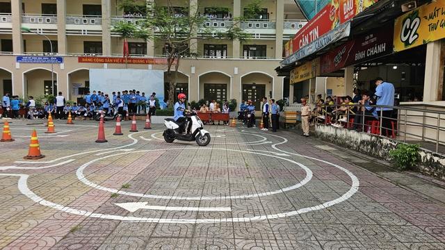 CSGT TP.HCM vào trường dạy học sinh tránh 'điểm mù' xe tải: Sai lầm dễ trả giá - Ảnh 7.