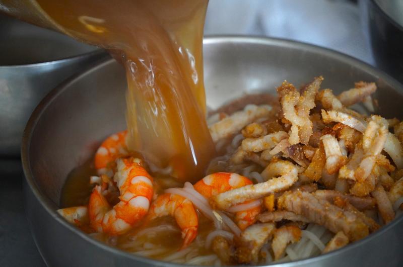 Quán bún nước lèo chỉ bán tôm đất suốt 40 năm vẫn hút khách Cà Mau   - Ảnh 6.