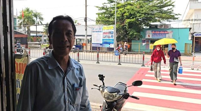 Công nhân vui mừng với việc mở dải phân cách tỉnh lộ 8 - Ảnh 1.