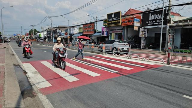 Công nhân vui mừng với việc mở dải phân cách tỉnh lộ 8 - Ảnh 3.