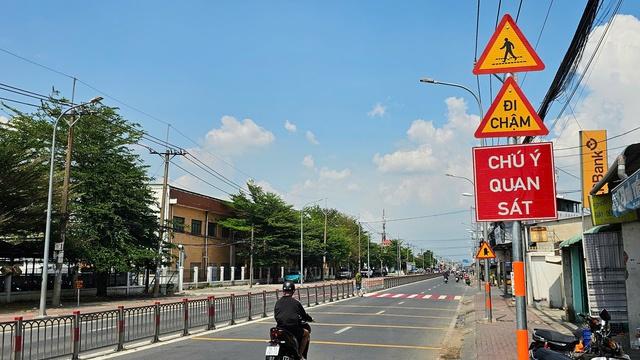 Công nhân vui mừng với việc mở dải phân cách tỉnh lộ 8 - Ảnh 2.