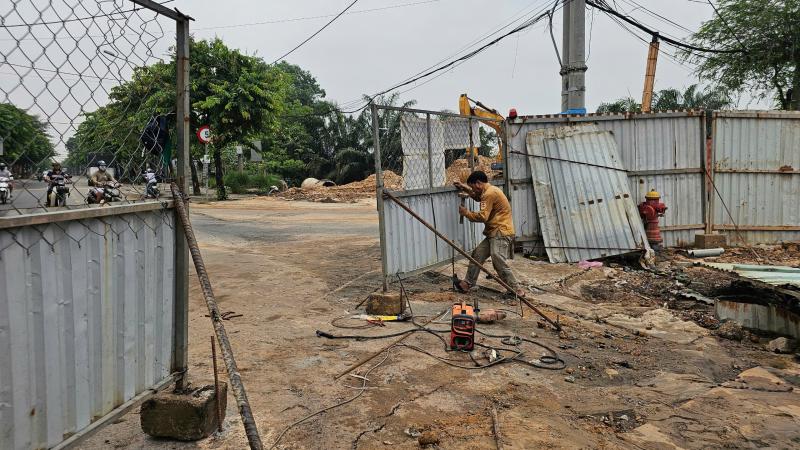TP.HCM: Mưa lớn ngập đường, nước cuốn phăng rào chắn công trình ở Hóc Môn - Ảnh 6.