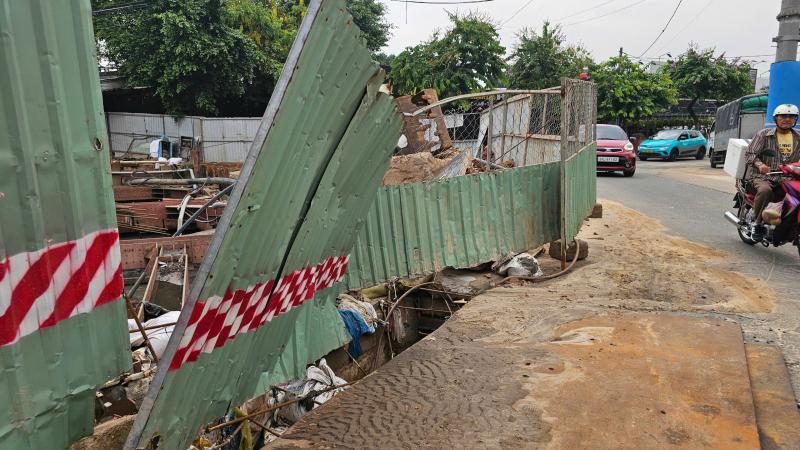 TP.HCM: Mưa lớn ngập đường, nước cuốn phăng rào chắn công trình ở Hóc Môn - Ảnh 5.