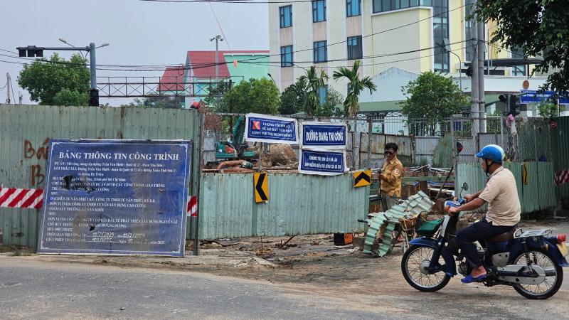 TP.HCM: Mưa lớn ngập đường, nước cuốn phăng rào chắn công trình ở Hóc Môn - Ảnh 7.