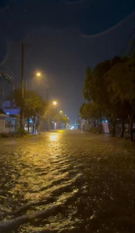 TP.HCM: Mưa lớn ngập đường, nước cuốn phăng rào chắn công trình ở Hóc Môn - Ảnh 2.