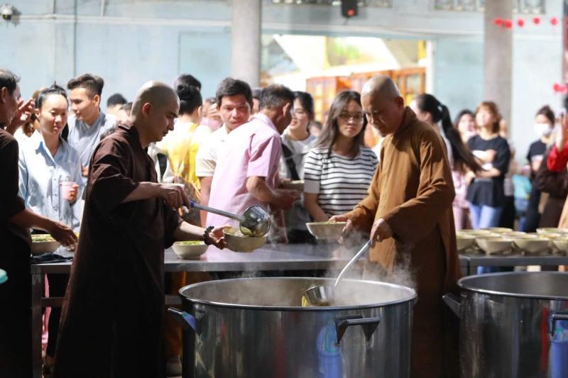 Ngoài kia phân biệt đủ rồi, về chùa đừng phân biệt nữa - Ảnh 4.