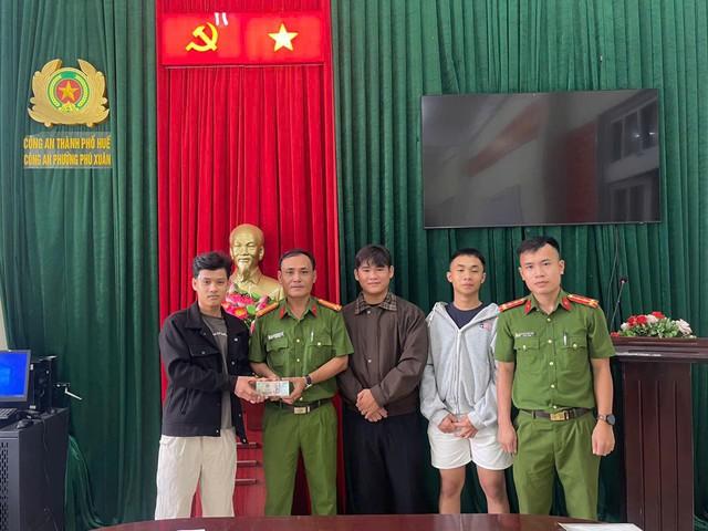 Nhóm sinh viên đi làm thêm về nhặt được 30 triệu đồng, liền đưa đến công an- Ảnh 1.