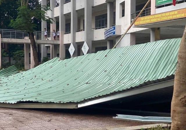 Mái tôn ở trường tiểu học bị cuốn xuống sân trường sau cơn dông lốc- Ảnh 2.