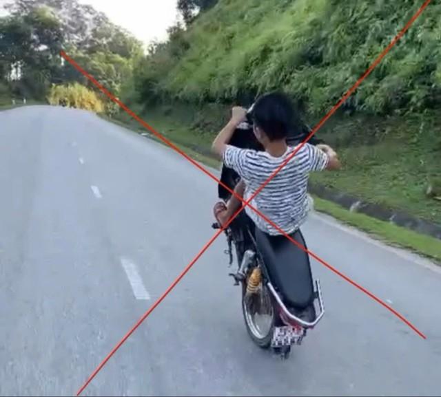 Xác minh thiếu niên ngồi ghế sau buông 2 tay khi đi xe đạp điện - Ảnh 4.