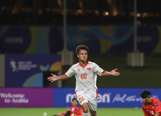 U.17 Việt Nam phá dớp 10 năm không thắng ở châu Á, HLV Roland xúc động ôm từng học trò…- Ảnh 1.
