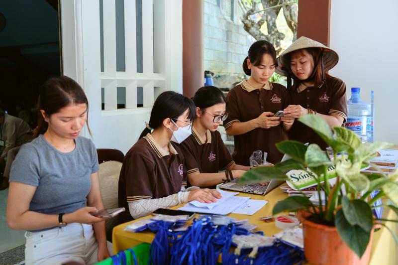 Mùa Phật đản đi chùa và câu hỏi: 'Sống vậy đã bình an chưa?' - Ảnh 2.