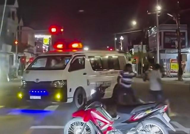 Bắt tạm giam người đàn ông rượt đuổi, đập phá xe cứu thương hơn 10 km - Ảnh 2.