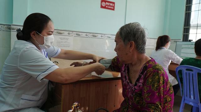 Cà Mau khám sức khỏe miễn phí, hướng đến phủ sổ sức khỏe điện tử toàn dân- Ảnh 1.