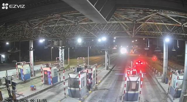 Lái xe máy chở 3, học sinh lớp 9 tông barie trạm thu phí tử vong- Ảnh 1.