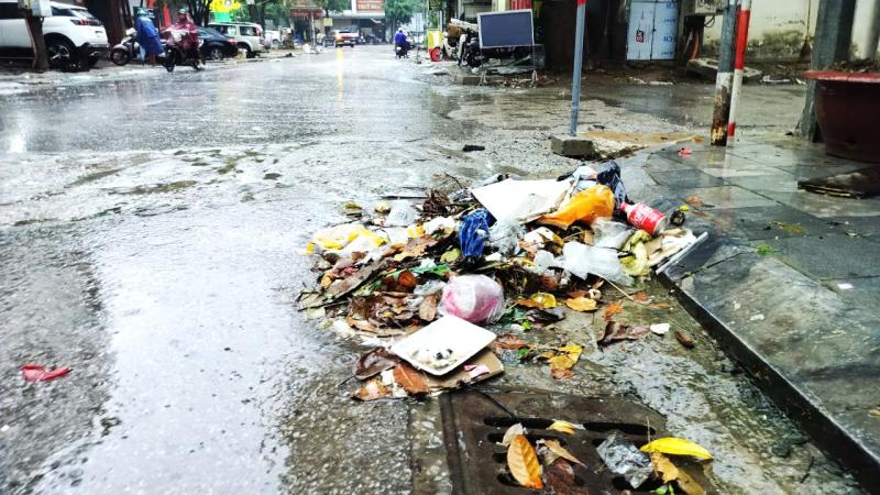 Rác tràn ngập đường phố sau mưa lớn - Ảnh 4.
