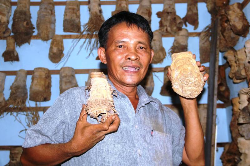 Nghệ nhân 'răng sún' khiến du khách mê mẩn vì tài bắt gốc tre… biết cười - Ảnh 1.