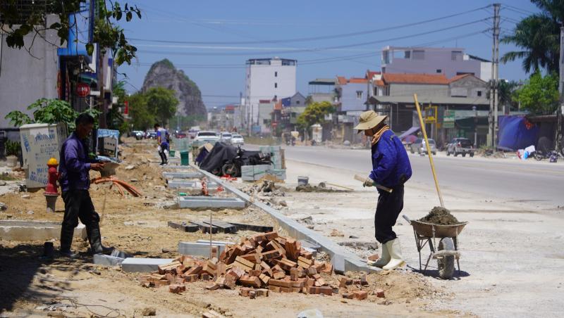 Thanh Hóa: Người dân quang cuồng dưới nắng nóng đặc biệt gay gắt- Ảnh 2.