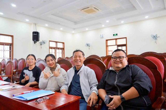 'Tân sinh viên U.60' dùng âm nhạc xoa dịu trẻ khuyết tật - Ảnh 1.