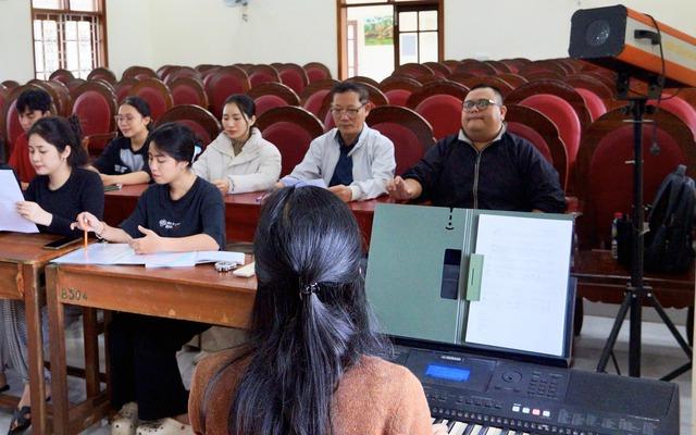 'Tân sinh viên U.60' dùng âm nhạc xoa dịu trẻ khuyết tật - Ảnh 2.