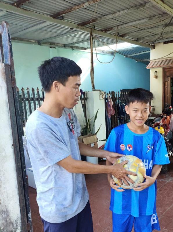 'Khả còi' theo nghề đá bóng, giấc mơ ngôi sao từ làng biển Tam Xuân- Ảnh 2.