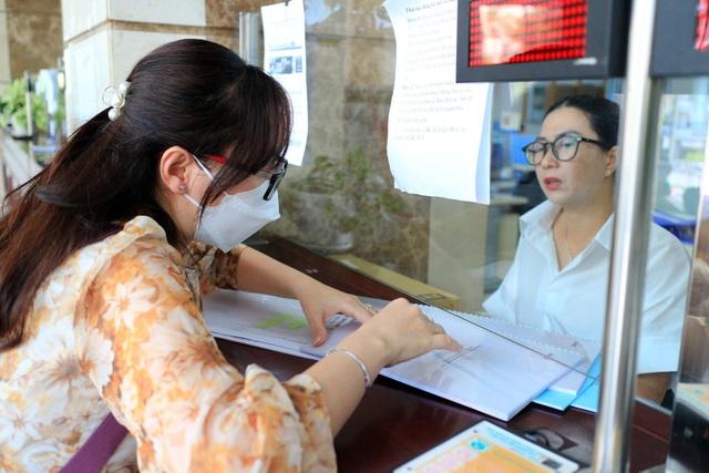Người làm công ăn lương bị 'vạ lây'- Ảnh 1.