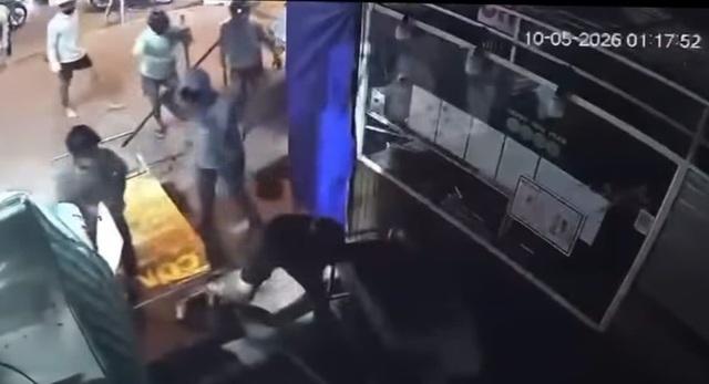 Bắt giữ 33 thanh niên dùng hung khí, bom xăng đánh nhau ở Rạch Giá- Ảnh 2.
