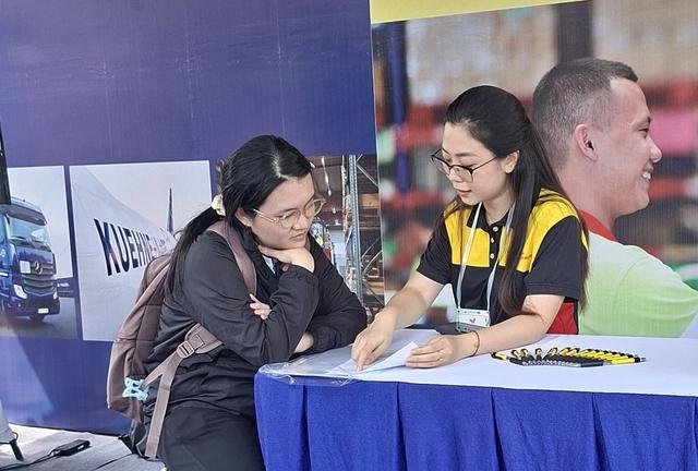 Nhiều công việc tuyển dụng lương 15 triệu đồng/tháng cho sinh viên mới ra trường- Ảnh 1.