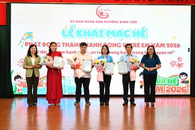 Phó chủ tịch UBND TP.HCM trao quà tặng cho học sinh nhân dịp hè - Ảnh 2.