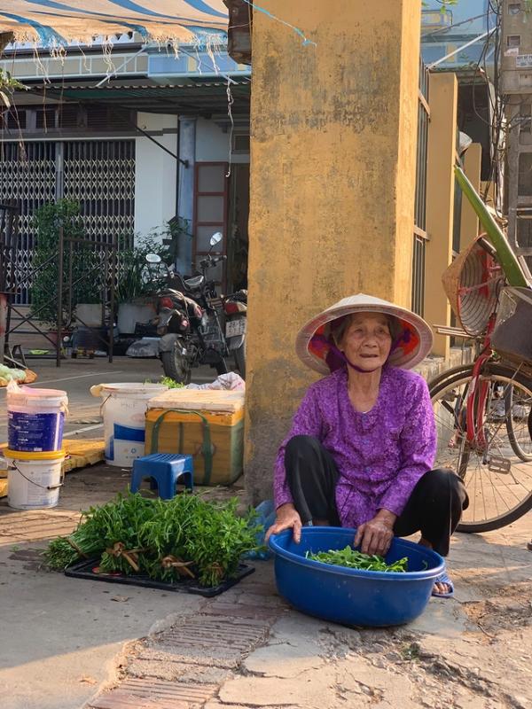 Cụ bà U.100 vẫn đạp xe đi chợ, nấu ăn - Ảnh 2.