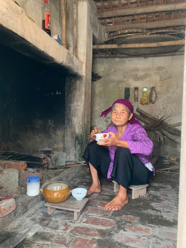 Cụ bà U.100 vẫn đạp xe đi chợ, nấu ăn - Ảnh 3.